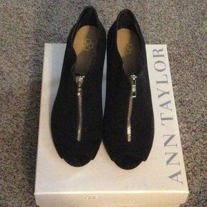 Ann Taylor Mattie Zipper Shoetie size 8